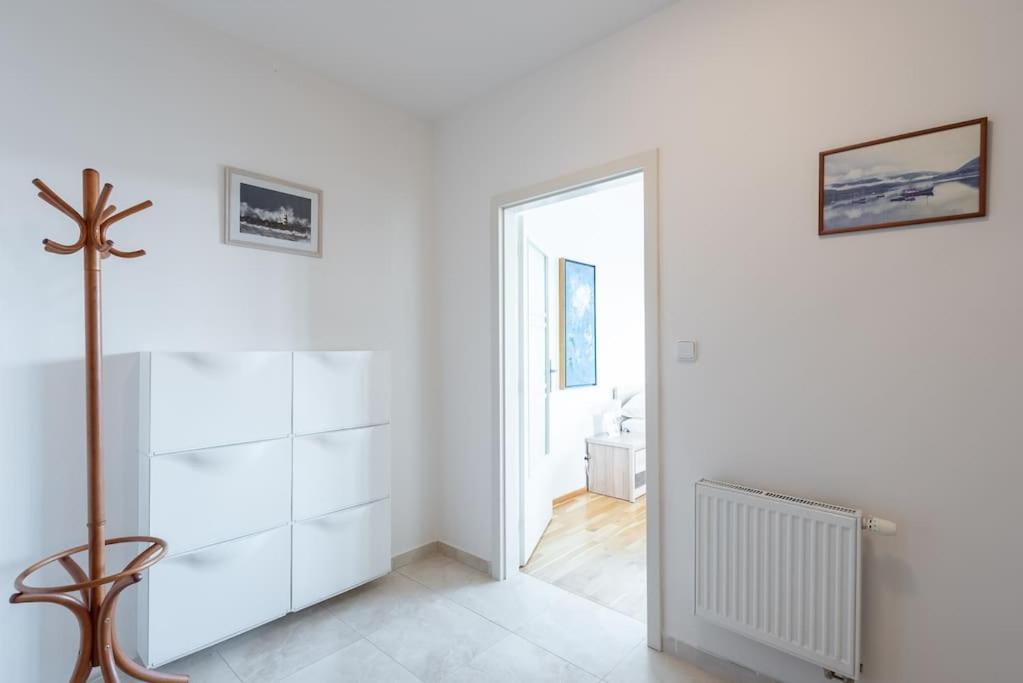 Sunny Safron Apartment Прага Экстерьер фото
