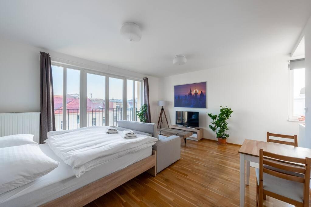 Sunny Safron Apartment Прага Экстерьер фото