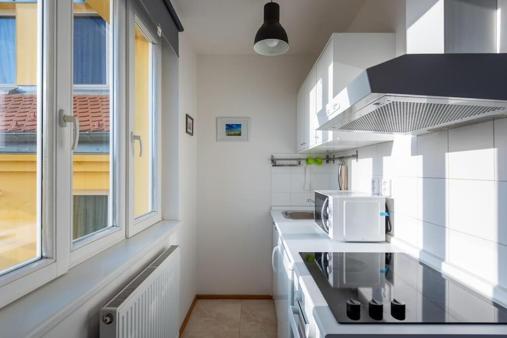 Sunny Safron Apartment Прага Экстерьер фото