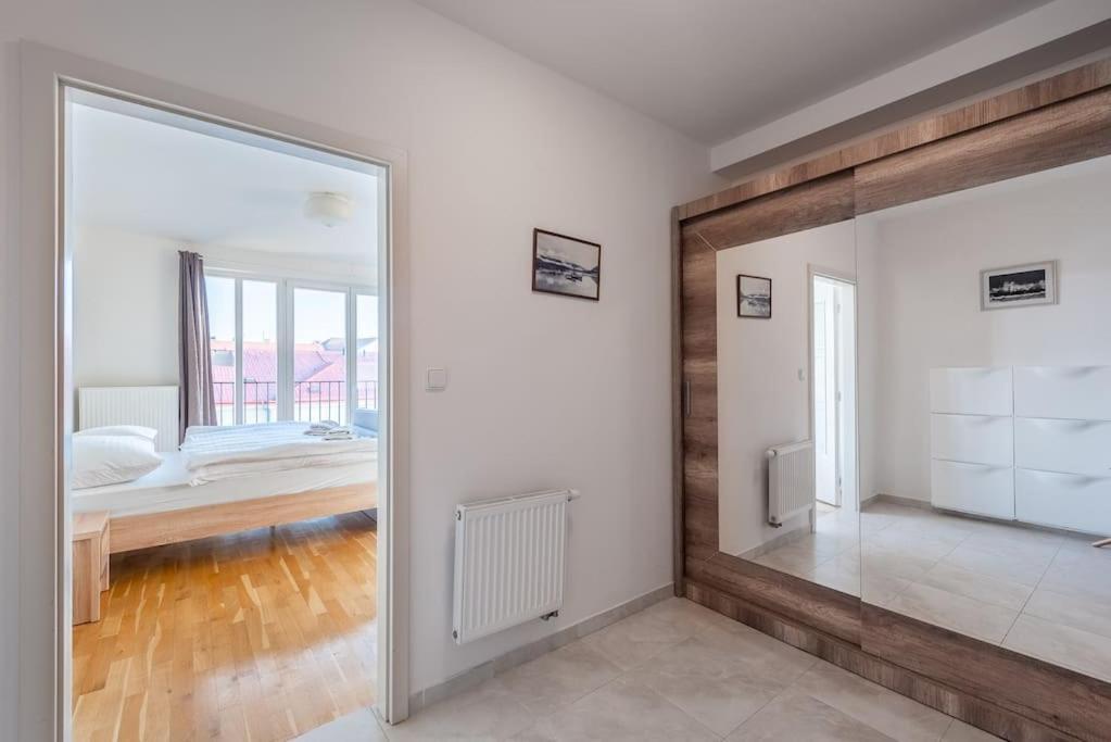 Sunny Safron Apartment Прага Экстерьер фото