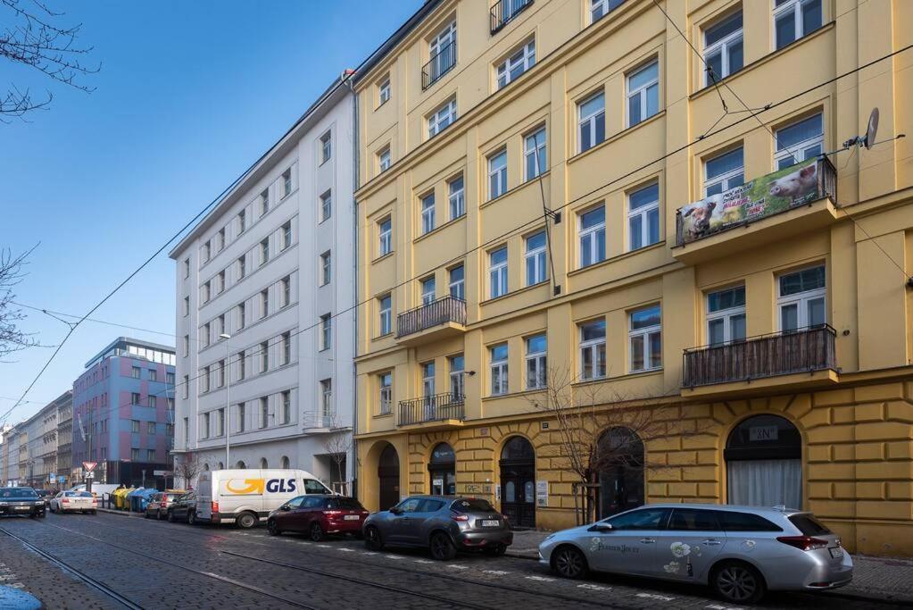 Sunny Safron Apartment Прага Экстерьер фото