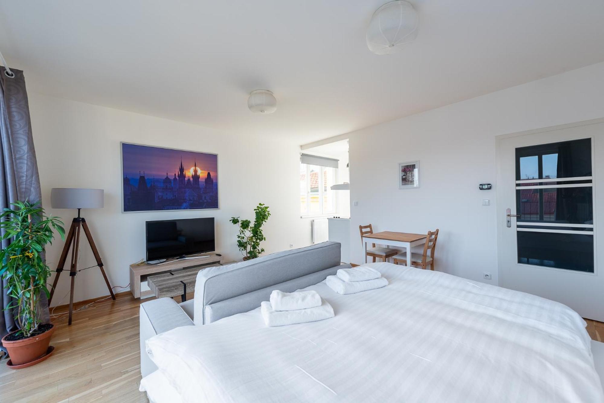 Sunny Safron Apartment Прага Экстерьер фото